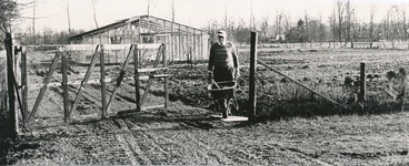 850834 Afbeelding van broeder-tuinman Rufus Marcellis ofm, met een kruiwagen bij de kwekerij op het landgoed bij ...